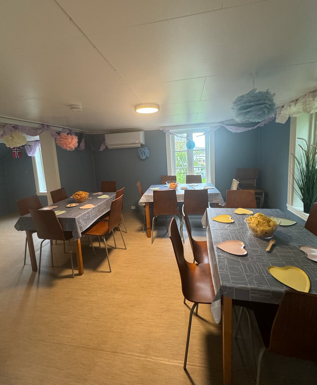 Salen pyntet til fest