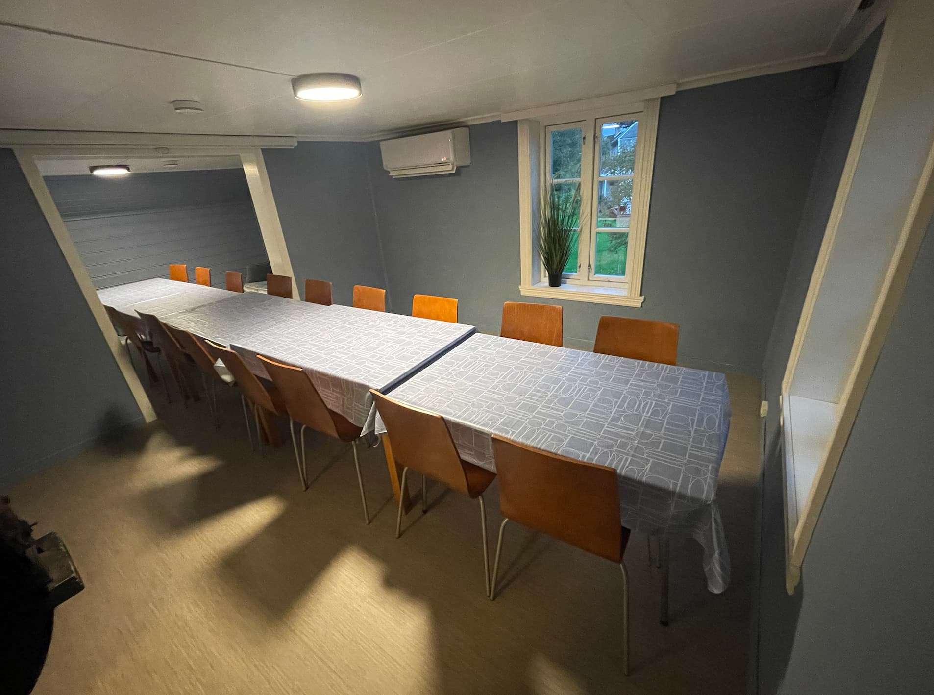 Langbord dekket til selskap