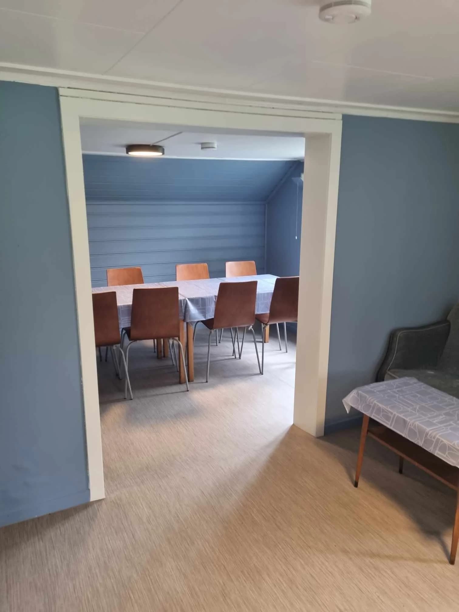 Stue med sofa og spisebord